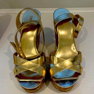 💕🔥Jimmy Choo Gold Wedges